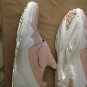 Skechers Women's Pink and White Sneakers